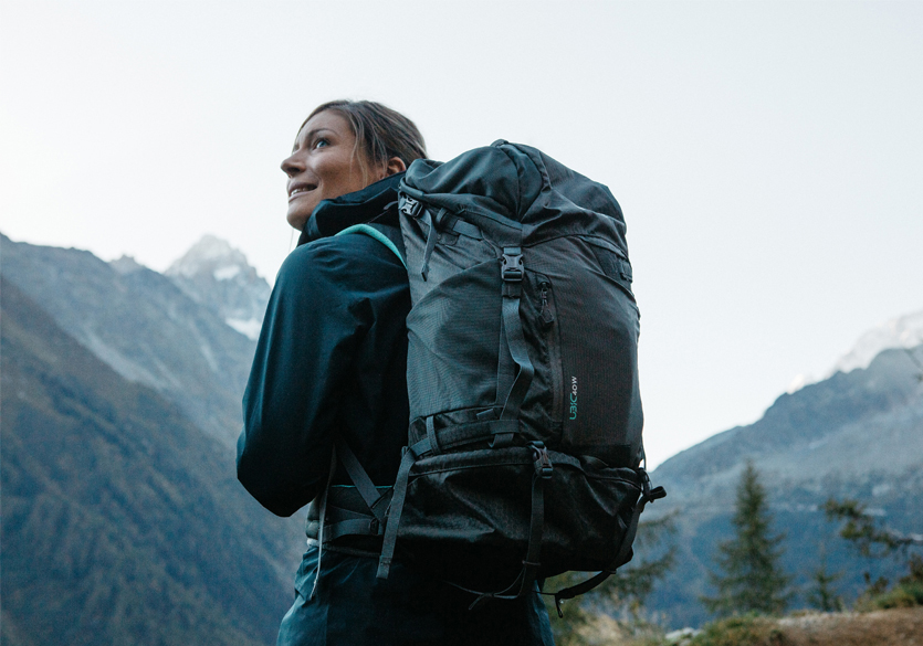 une femme qui montre son sac 