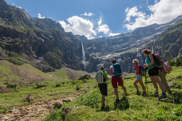 4 personne qui regarde montagne 